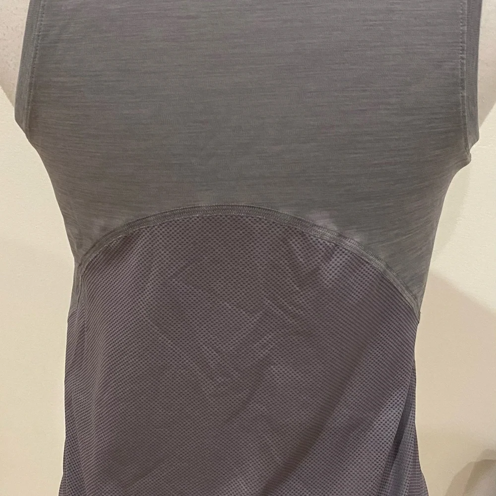 Nike - Dry Fit, Mesh Back Running Tank in Grey - Size : S - Picture 4 of 5